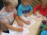 dzieci kolorują muchomory