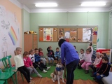 Pani Anna tłumaczy dzieciom jak przygotować psa na spacer