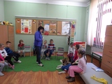 Pani Anna tłumaczy dzieciom, które pazury obcina się psu