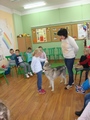 Dzieci uczą się, jak wydawać komendy psu 1