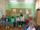 Pani Anna Cetnarowicz czyta dzieciom „Moją pierwszą książkę o psach” 1