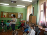 Pani Anna Cetnarowicz czyta dzieciom „Moją pierwszą książkę o psach” 2