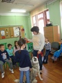 Dzieci uczą się, jak wydawać komendy psu 2