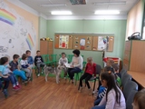 Pani Anna Cetnarowicz czyta dzieciom „Moją pierwszą książkę o psach” 3