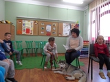 Pani Anna Cetnarowicz czyta dzieciom „Moją pierwszą książkę o psach” 4