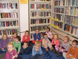 Przedszkolaki słuchają zasad zachowywania się w bibliotece