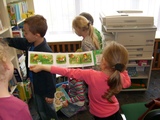 Dzieci wśród książek 