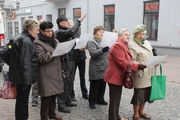 Seniorzy na ulicy 3 Maja w Gorlicach 