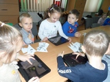 Dzieci kierują  kosmicznym łazikiem z aplikacją Spacecraft 3D oglądają   w trójmiarze satelity, łaziki i teleskopy 2
