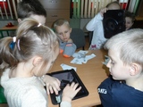 Dzieci kierują  kosmicznym łazikiem z aplikacją Spacecraft 3D oglądają   w trójmiarze satelity, łaziki i teleskopy 3