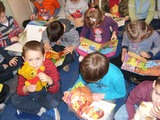 grupa dzieci czyta