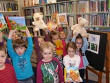 dzieci pokazują książki o misiach