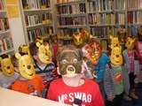dzieci z maskami misiów 