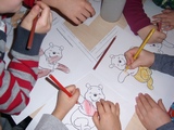 dzieci kolorują rysunki z misiami