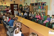 mali czytelnicy dzieci z Przedszkola w Kobylance  