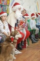 Mikołaj rozdaje uczniom prezenty za udział w zajęciach  3