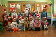 uczniowie z prezentami Mikołajem z Celestrą  