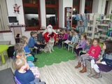 Mikołaj czyta dzieciom wiersz „Kto wymyślił choinki” 