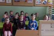 maluchy słuchają opowiadania Szukając Marudka 1 