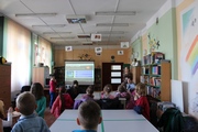 Uczniowie klasy II z Ropicy Polskiej rozwiązują quiz o Tuwimie 