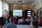 Uczniowie klasy II z Ropicy Polskiej rozwiązują quiz o Tuwimie  2