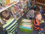 3010 – dzieci przy książkach
