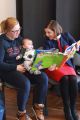  Wanda Matras czyta niemowlakowi 