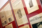 28.   Fragment wystawy gazet przedwojennych