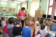 1960 — pani Małgosia zapoznaje dzieci z zasadami, jakie panują w bibliotece