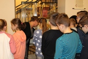 	uczniowie podczas zwiedzania wystawy o Tadeuszu Kościuszce	