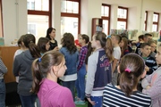 	wizyta klasy piątej z Miejskiego Zespołu Szkół nr 4 w Gorlicach w Wypożyczalni dla Dzieci i Młodzieży	