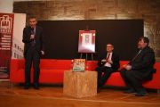 	A. Ćmiech dziekuje publiczności 	