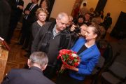 	dyrektor MBP wręcza kwiaty autorowi 	