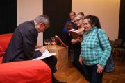 	A. Ćmiech rozdaje autografy 	