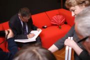 	A. Ćmiech rozdaje autografy  	