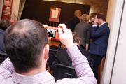 	gość spotkania robi zdjęcia	