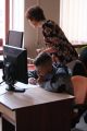 	młodzież pisze test w czytelni komputerowej	