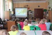 	przedszkolaki z Miejskiego Przedszkola nr 8 oglądają film edukacyjny	