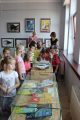 	6652 — dzieci oglądają publikacje zilustrowane przez autorkę wystawy 	