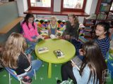 	klubowiczki podczas spotkania Młodzieżowego Dyskusyjnego Klubu Książki	
