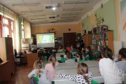 8862 — dzieci z przedszkola w Łosiu oglądają bajkę pt. „Mój przyjaciel Necio”