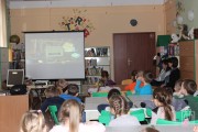8863 — dzieci z przedszkola w Łosiu oglądają bajkę pt. „Mój przyjaciel Necio” 