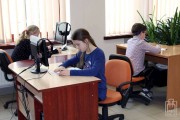 	uczestnicy eliminacji z Gminy Gorlice rozwiązują test	