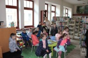 uczniowie z Ropicy Polskiej zwiedzają Wypożyczalnię dla Dzieci i Młodzieży