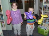 dzieci z balonami w kształcie zwierząt