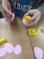Dzieci wykonują jajka z kolorowego papieru