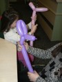 dzieci tworzą zwierzątka z balonów