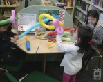 dzieci tworzą zwierzątka z balonów