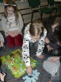 dzieci grają w grę Smurfastic