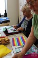 seniorzy wykonują własne książki sensoryczne